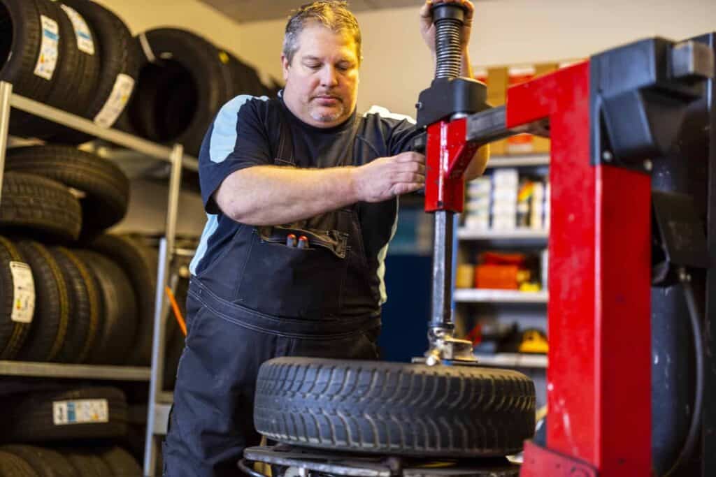 Medarbejder tjekker lufttryk